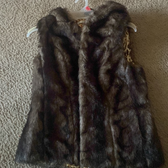 Fur Hooded Vest ! Very high end! Great price worn once. Non smoker - Picture 4 of 5